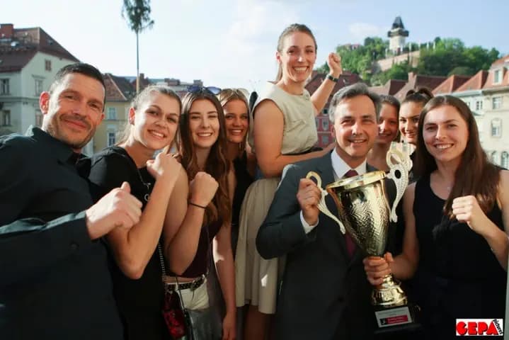 Uhrturmchicks verewigen sich im goldenen Buch